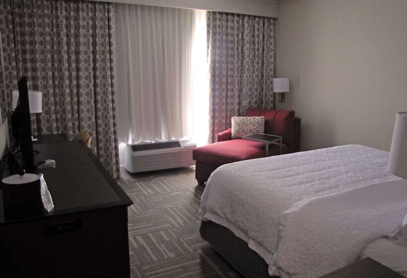 هتل Hampton Inn Mcpherson