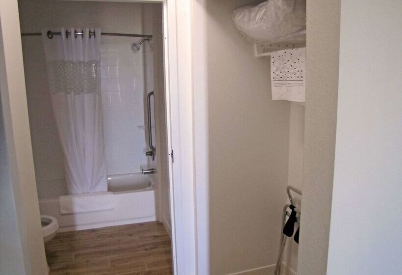 هتل Hampton Inn Mcpherson