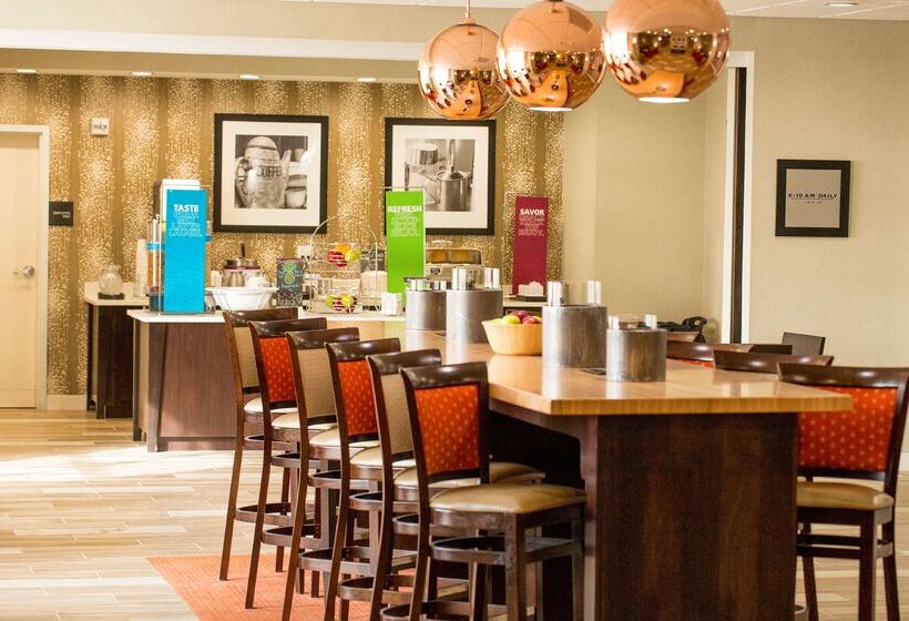 هتل Hampton Inn Mcpherson