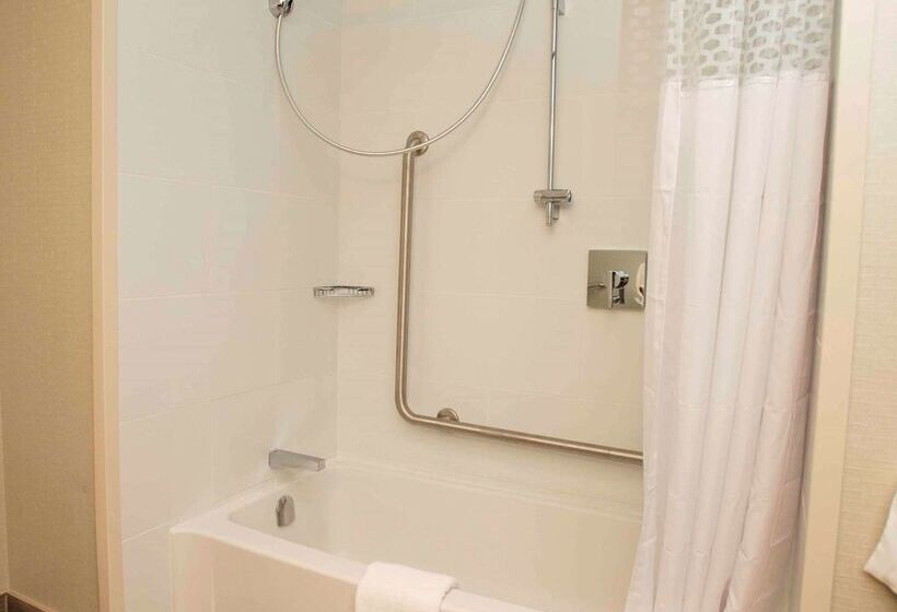 هتل Hampton Inn & Suites By Hilton Thunder Bay