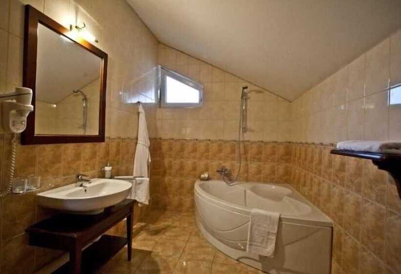 هتل Pensiunea La Residenza
