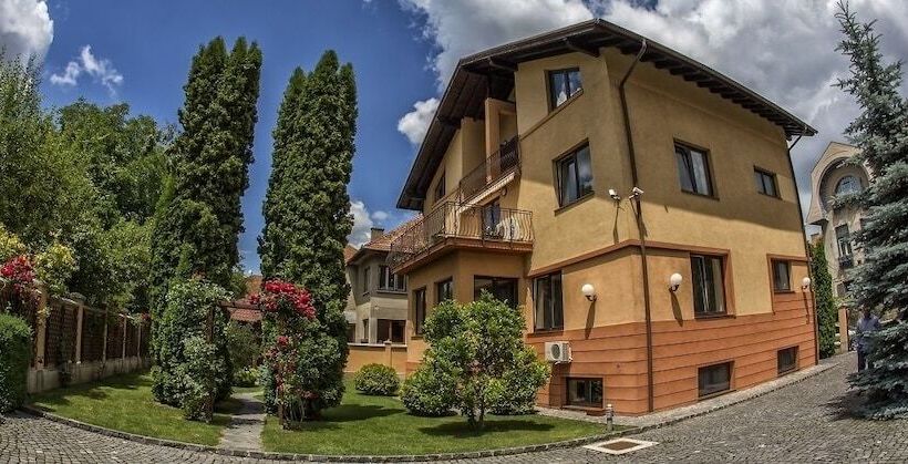 هتل Pensiunea La Residenza