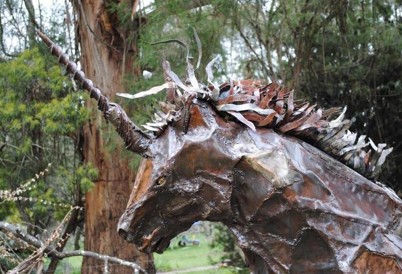 هتل Sutton Spring Art Retreats