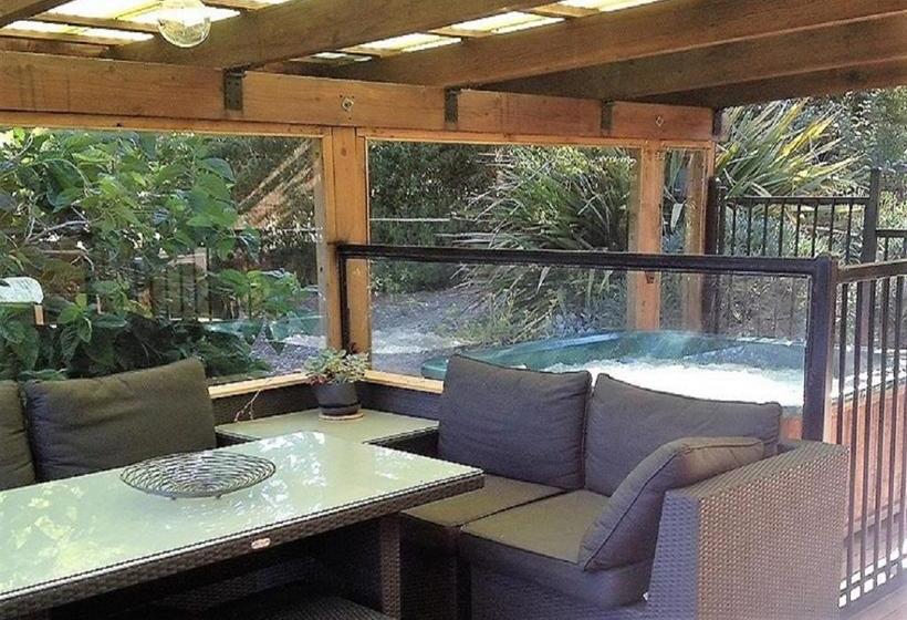 هتل Sutton Spring Art Retreats