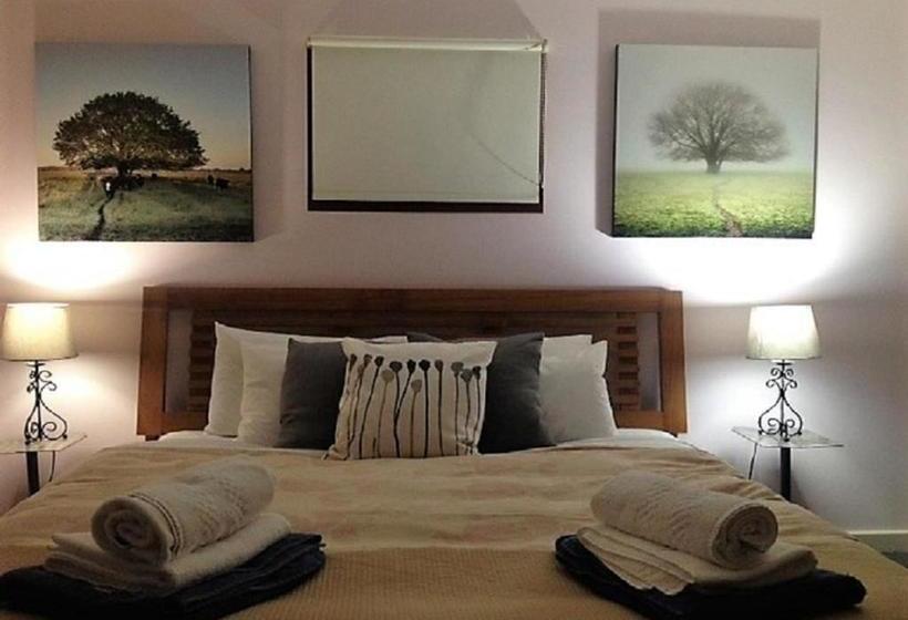 هتل Sutton Spring Art Retreats