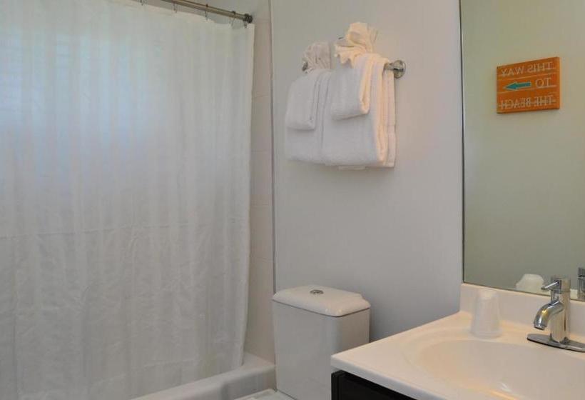 هتل The Reef A North Beach Village Resort
