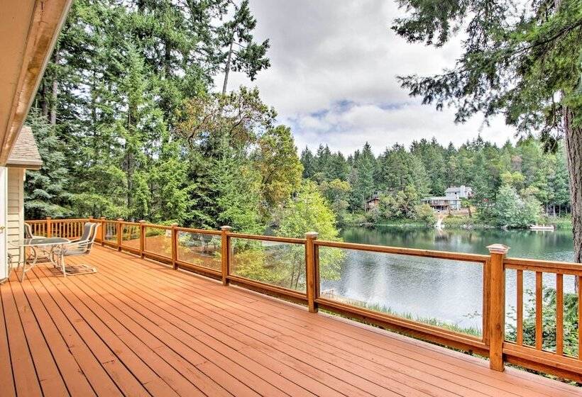 Anderson Island Retreat W/ Lakefront Deck & Canoe!