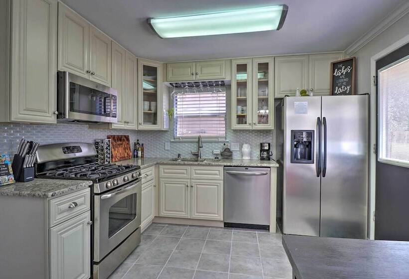 Austin Abode W/ Deck & Grill   15 Mi To Dtwn!