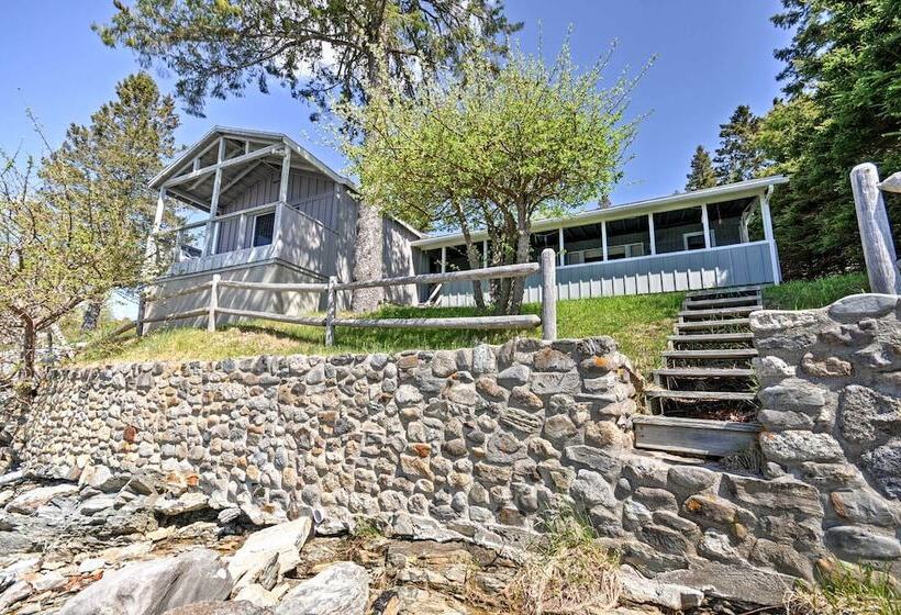 Bayfront Hancock Cottage W/ Beach Access & Views!