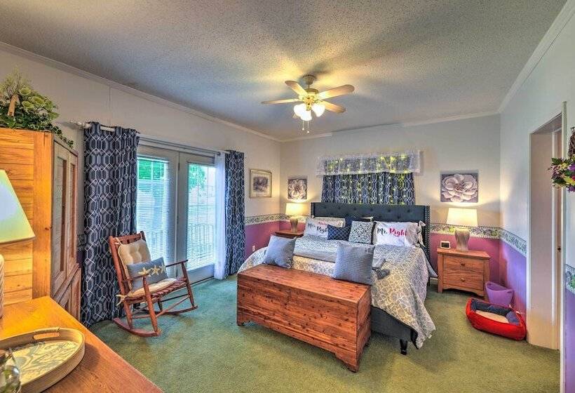 Beautiful Lakefront Retreat W/ Dock & Grill!