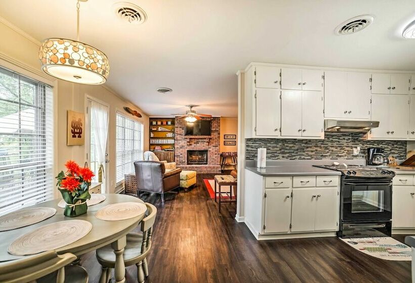 Charming Starkville House W/ Yard   2 Mi To Msu!
