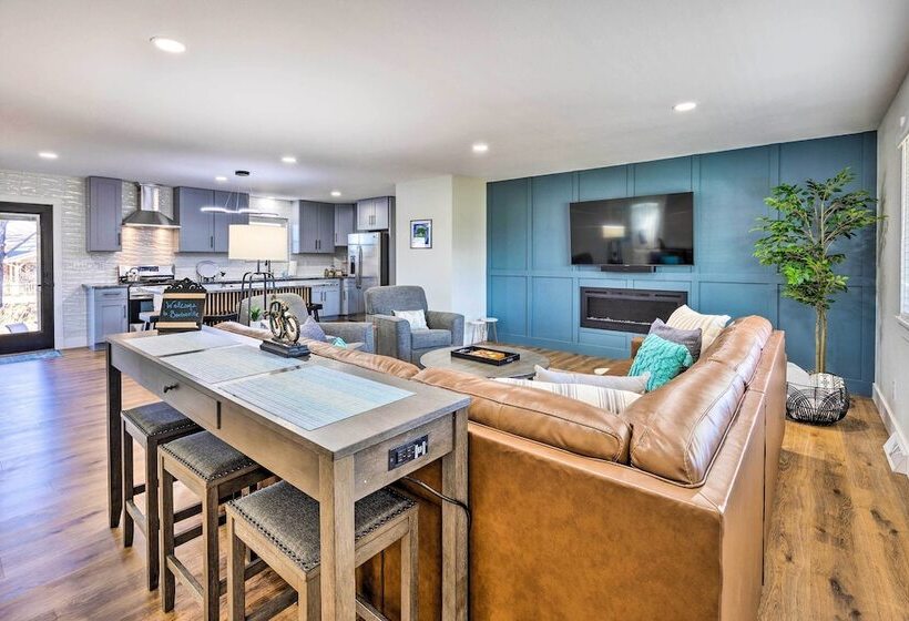 Chic Bentonville Home ~ 1 Mi From Downtown!