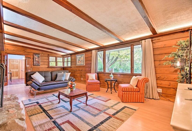 Fox River Grove Home: Pets Welcome!