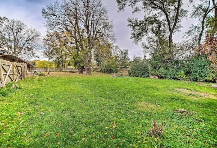 Fox River Grove Home: Pets Welcome!