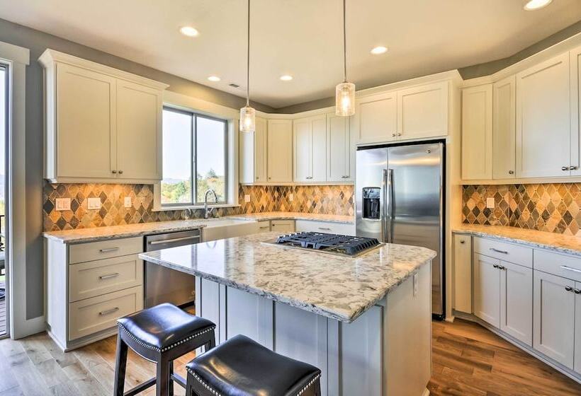 Chic Willamette Valley Home W/ Deck & Vineyard!