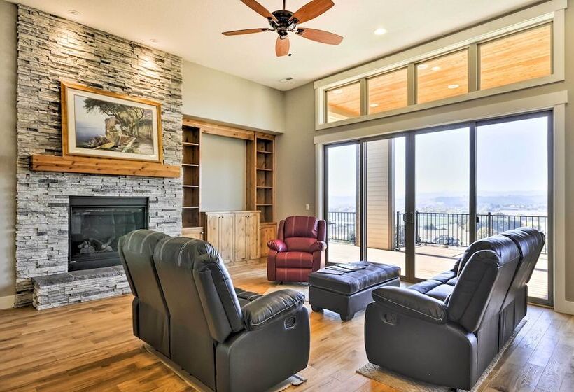 Chic Willamette Valley Home W/ Deck & Vineyard!