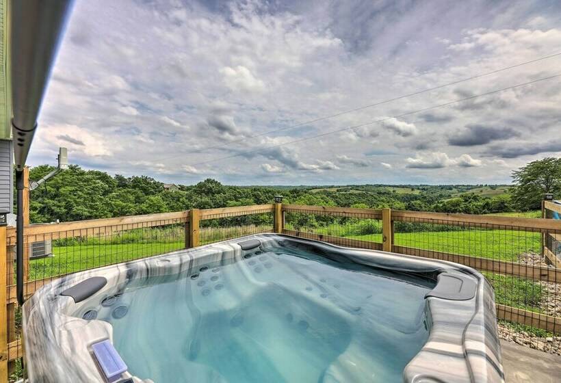 Chic Williamstown Retreat With Pool & Hot Tub!
