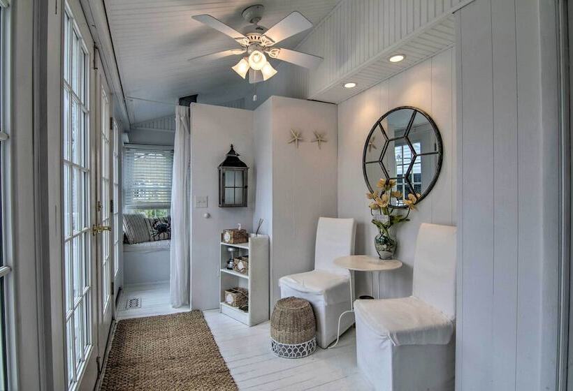 Chincoteague Charm  Escape W/ Bikes & Yard Games!