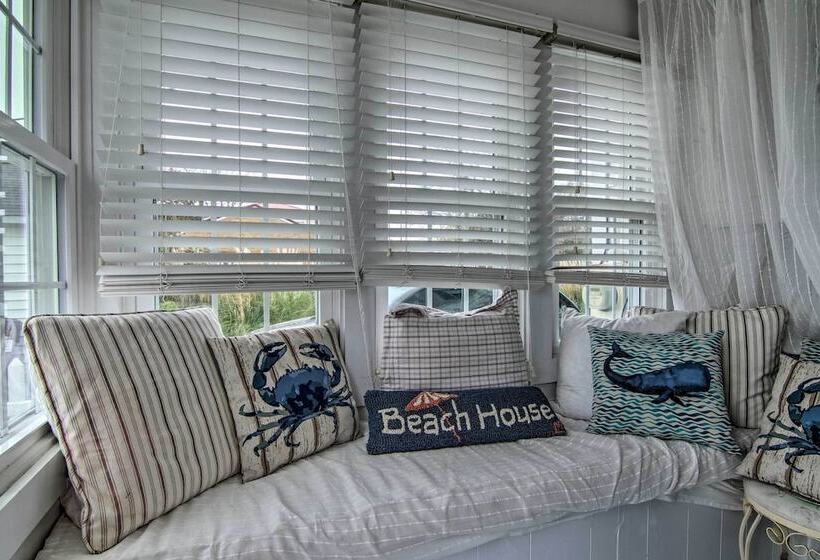 Chincoteague Charm  Escape W/ Bikes & Yard Games!