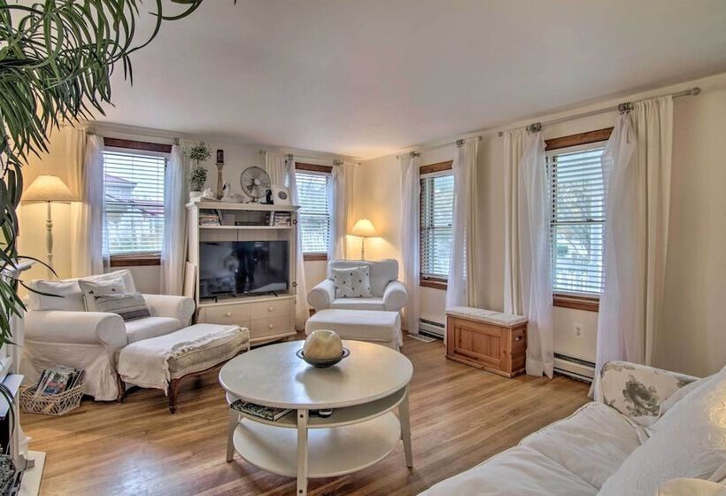 Chincoteague Charm  Escape W/ Bikes & Yard Games!