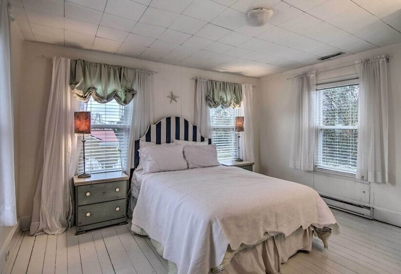 Chincoteague Charm  Escape W/ Bikes & Yard Games!