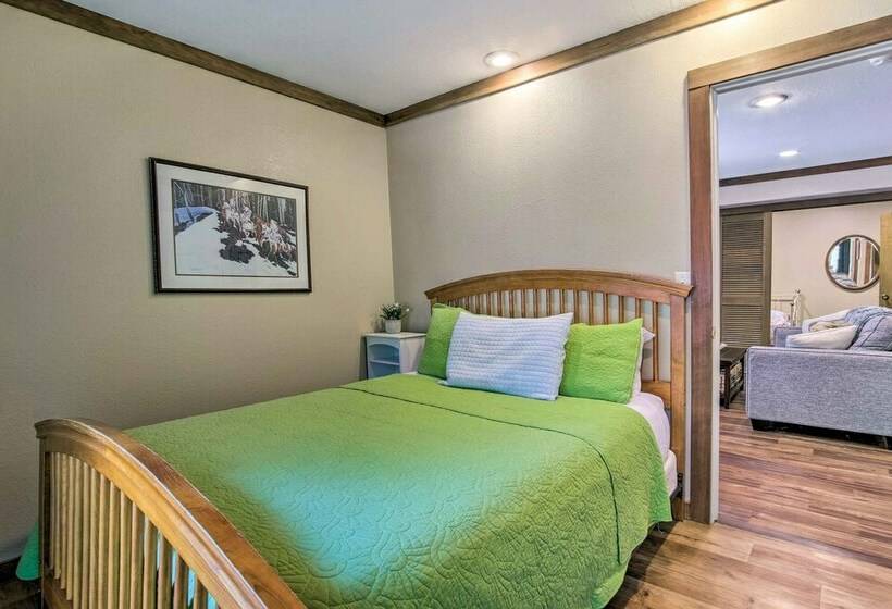 Coos Bay Cottage W/ Fireplace & Bbq Patio!