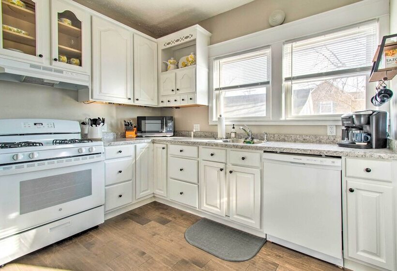 Cozy Illinois Home Near Fishing & Golfing!