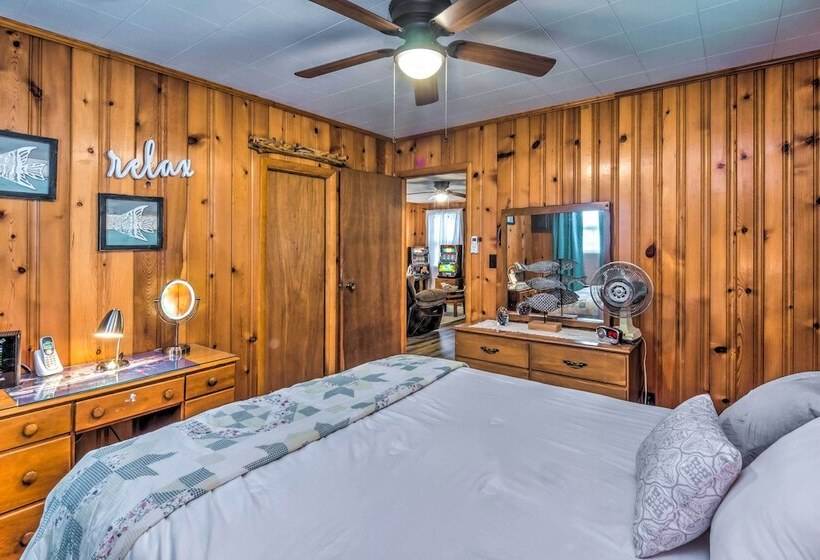 Cozy Kentucky Cabin W/ Sunroom, Yard & Views!