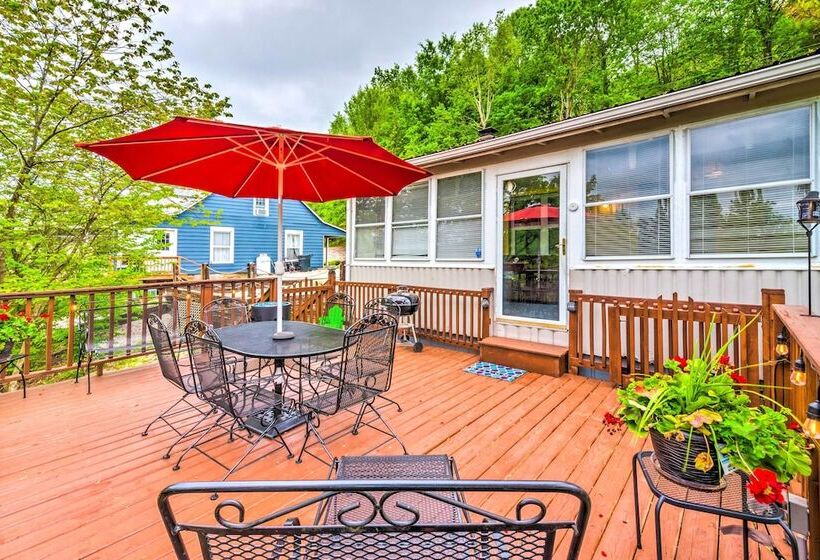 Cozy Kentucky Cabin W/ Sunroom, Yard & Views!