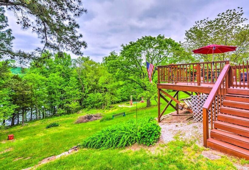 Cozy Kentucky Cabin W/ Sunroom, Yard & Views!