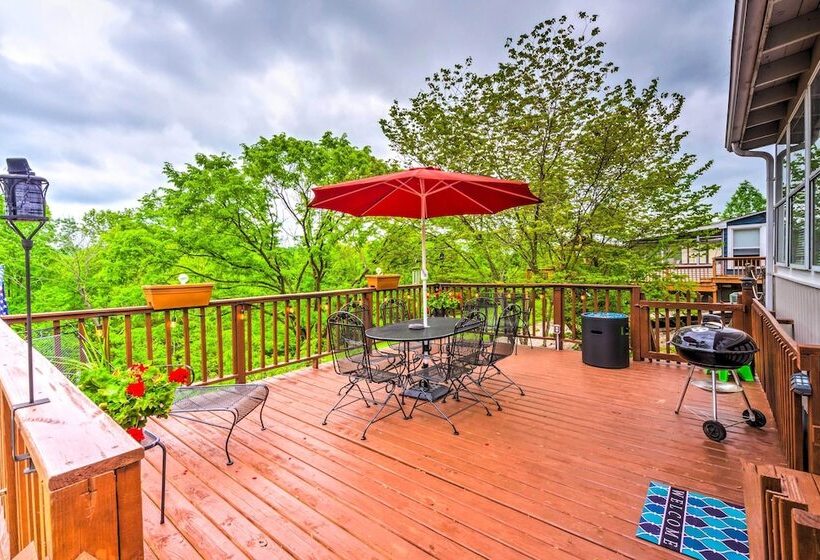 Cozy Kentucky Cabin W/ Sunroom, Yard & Views!