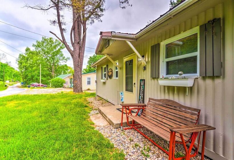 Cozy Kentucky Cabin W/ Sunroom, Yard & Views!