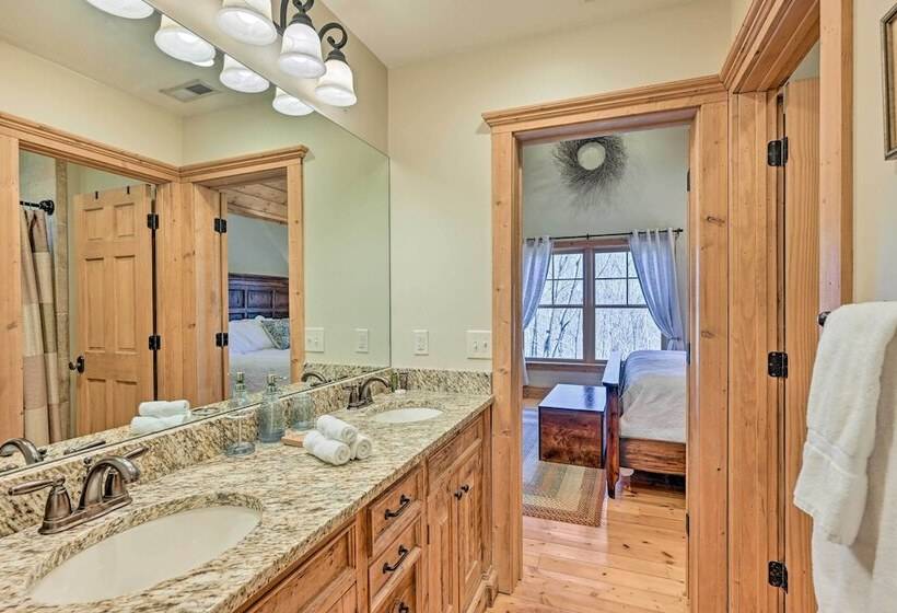 Hot Tub & Deck: Getaway Near Nantahala Gorge!