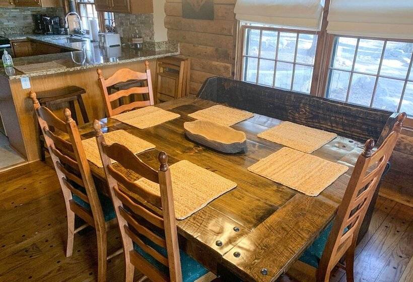 Family Friendly Massanutten Log Home W/ Views!