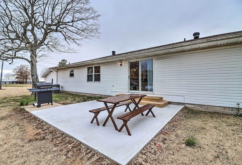 Henderson Home W/ Patio: 1 Mi To Norfork Lake