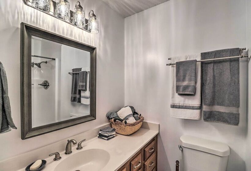 Henderson Home W/ Patio: 1 Mi To Norfork Lake