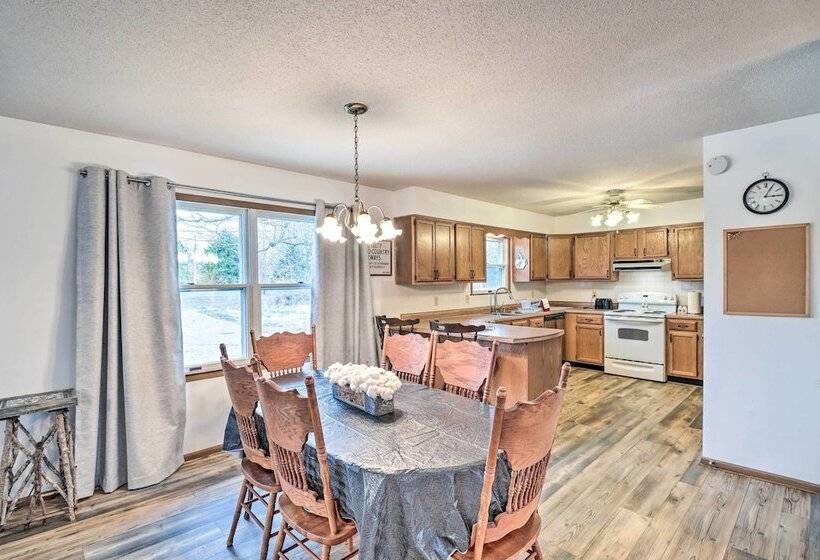 Henderson Home W/ Patio: 1 Mi To Norfork Lake