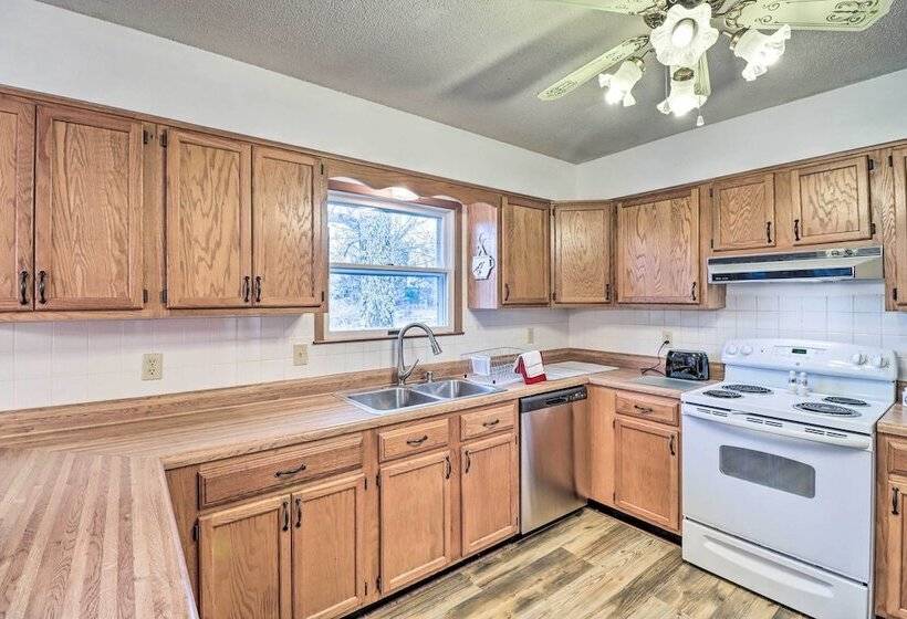 Henderson Home W/ Patio: 1 Mi To Norfork Lake