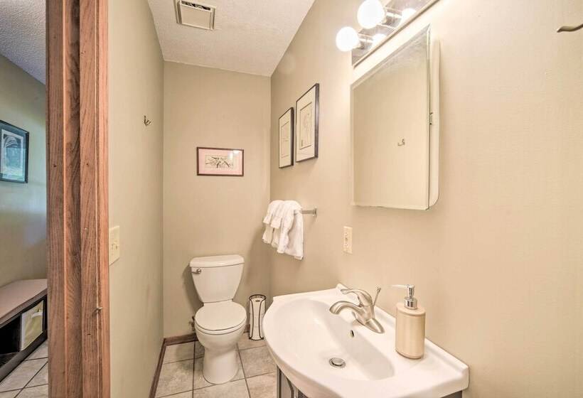 Hugo Home, Direct Lake Access & Private Dock!