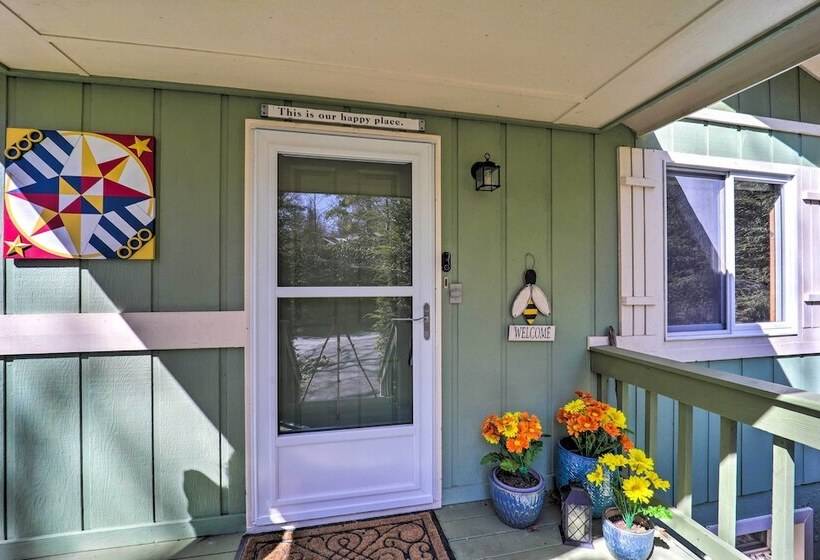 Pool & Lake Access: Idyllic Cottage In Newland