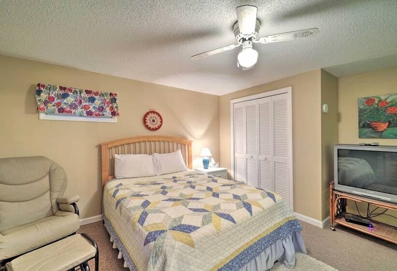 Pool & Lake Access: Idyllic Cottage In Newland