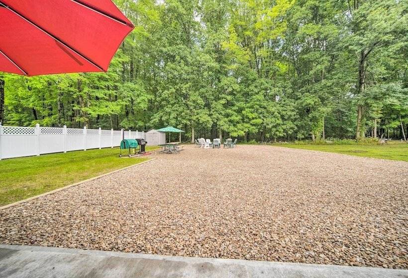 Jamestown Retreat W/ Hot Tub   Walk To Lake!