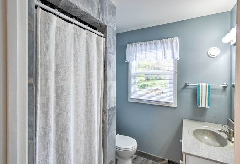Kennebunk Home W/ Yard < 1 Mile To Dock Square!