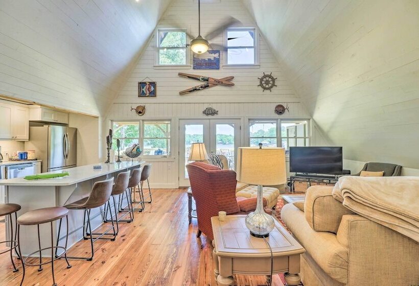 Lake Martin Cabin W/ Luxury Dock & Kayaks!