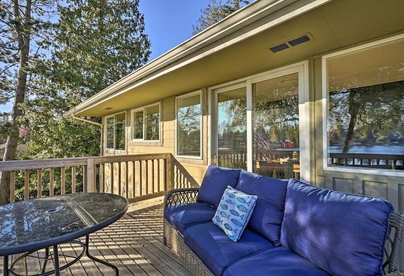 Lakefront Lynwood Home W/ Deck   19 Mi To Seattle!