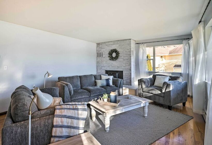 Lakefront Lynwood Home W/ Deck   19 Mi To Seattle!