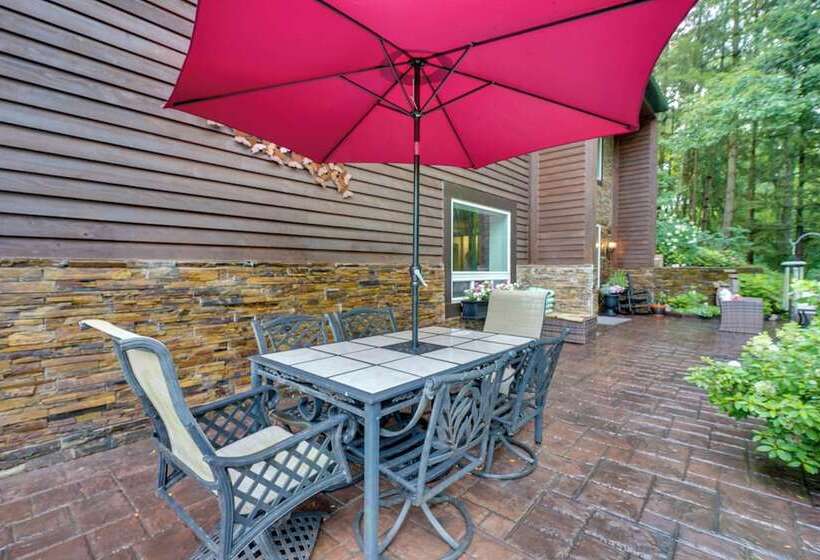 Large Family Home W/ Patios, Gas Grill + Fire Pit!