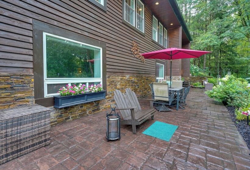 Large Family Home W/ Patios, Gas Grill + Fire Pit!