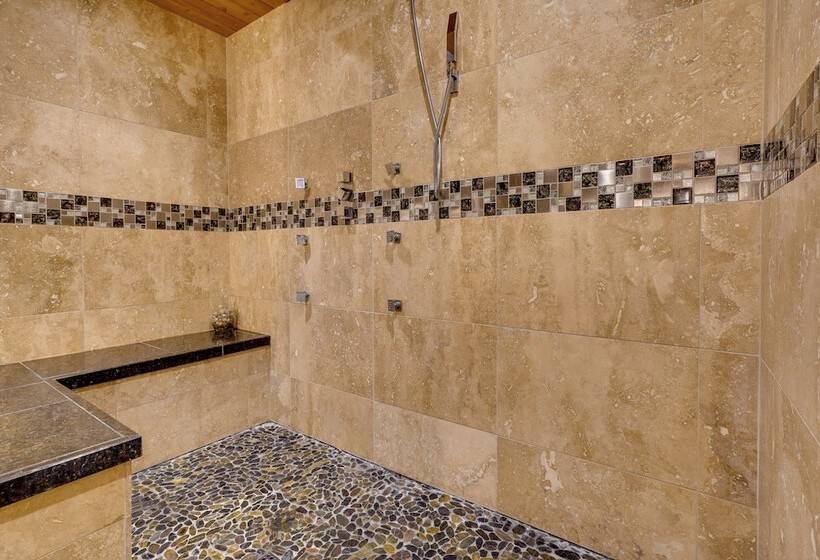 Large Family Home W/ Patios, Gas Grill + Fire Pit!
