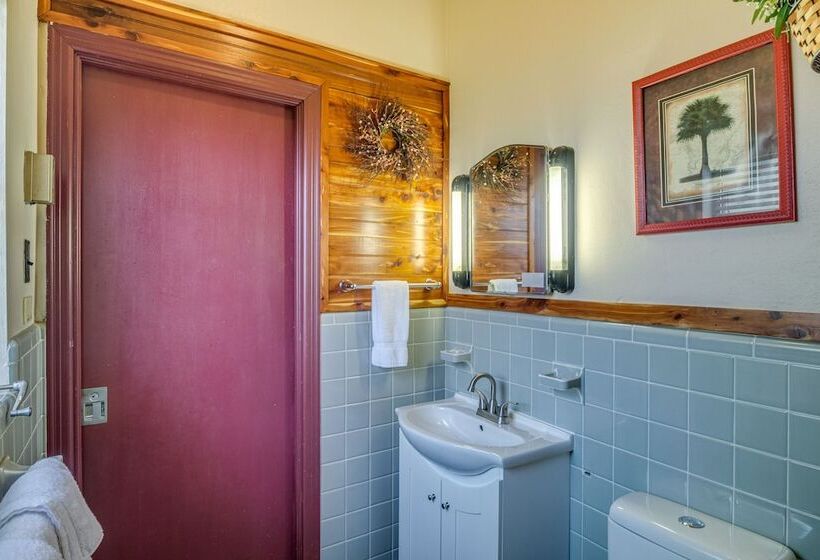 Ledge Lodge  Burkesville Getaway: Pool & Views!